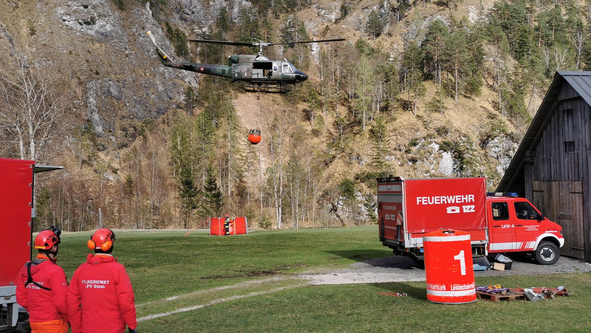 Vier Heeres-Hubschrauber der örtlichen Feuerwehr halfen bei der Brandbekämpfung.