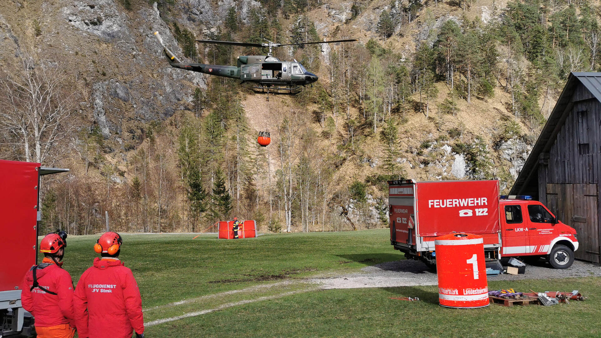Die Hubschrauber des Bundesheeres flogen Löschwasser in die Einsatzgebiete.