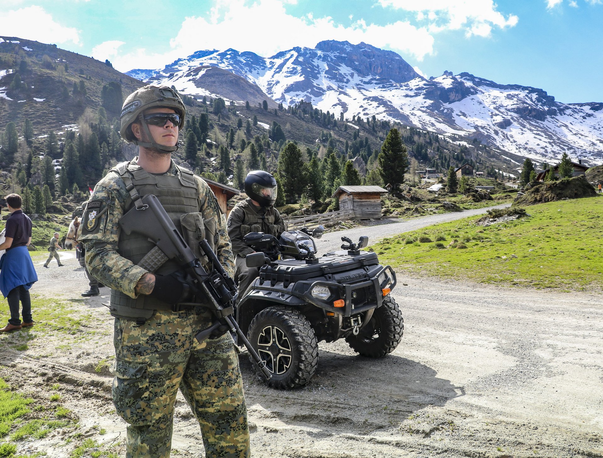 Soldaten des Jägerbataillons 23 mit einem Quad bei einer Übung im Gebirge.