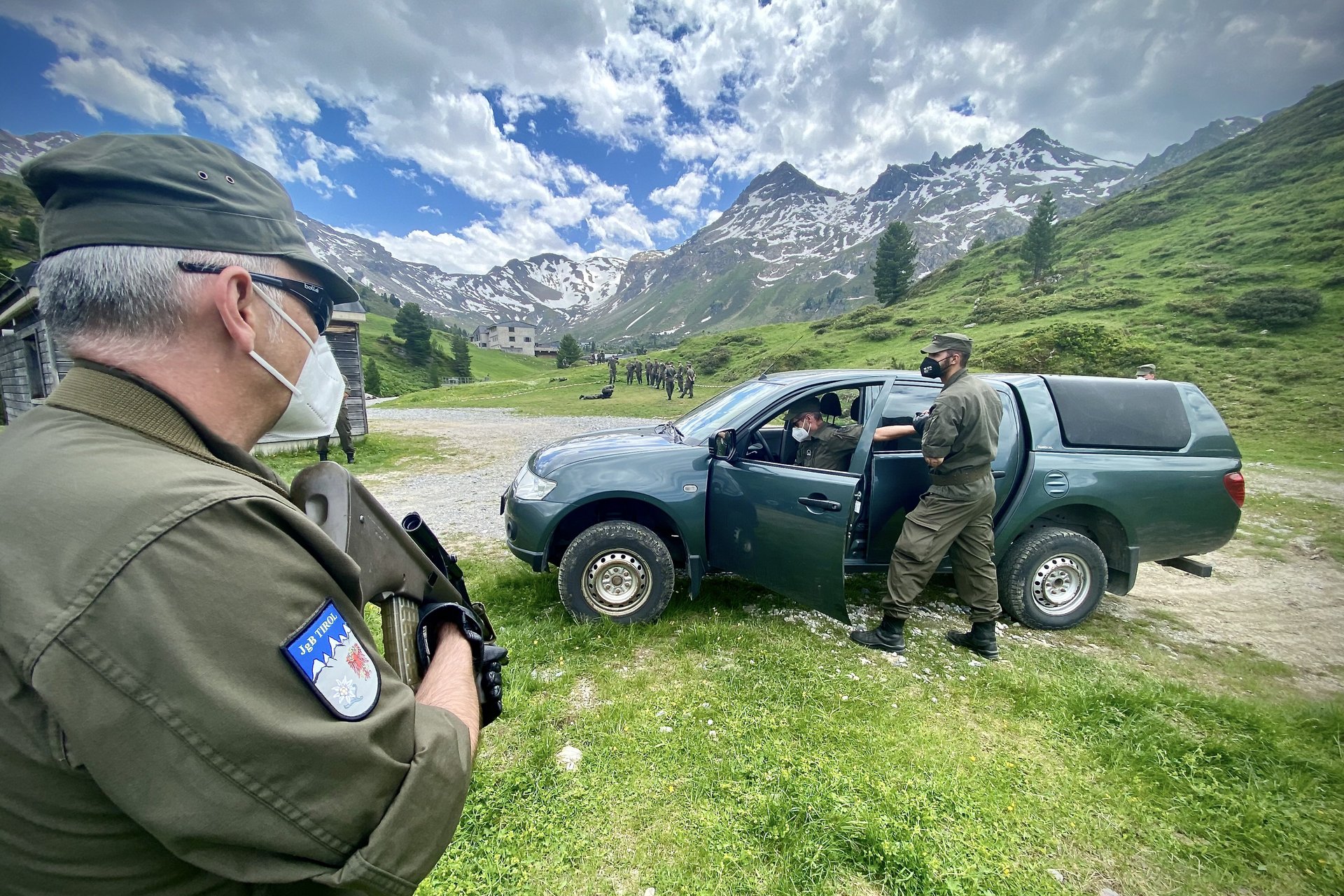 Milizsoldaten des Jägerbataillons Tirol kontrollieren während einer Übung ein Fahrzeug und dessen Lenker.