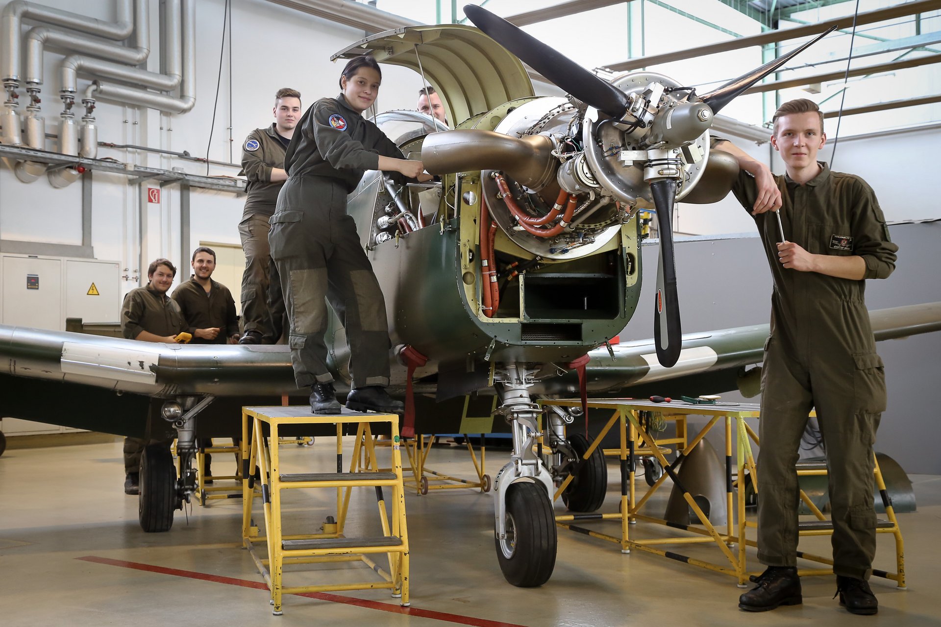 Lehrlinge der Fliegerwerft 2 in Zeltweg arbeiten an einem Flugzeug.