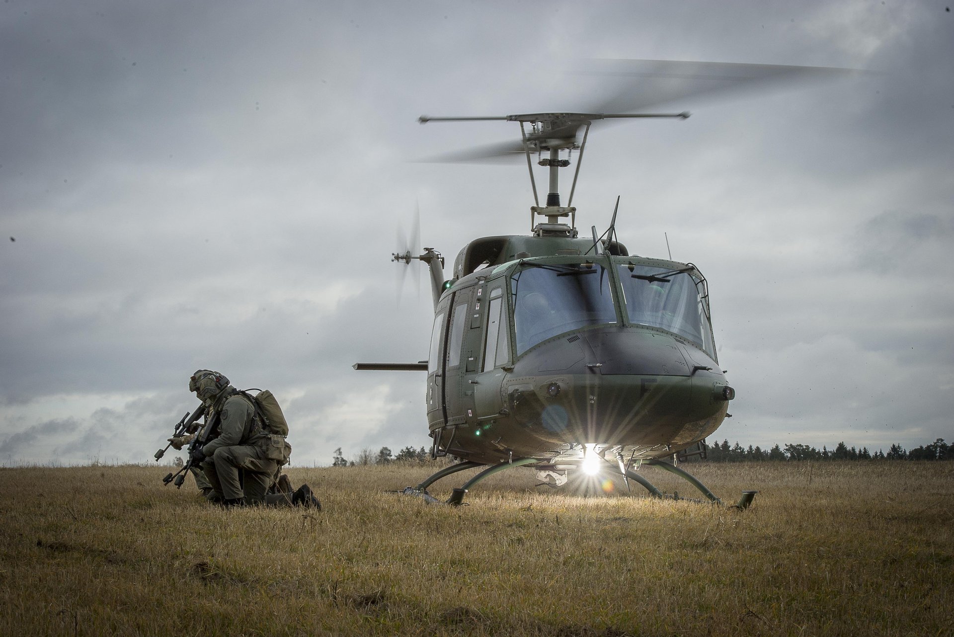 Ein AB-212 Hubschrauber setzt bei einer Luftlandeübung Soldaten ab.