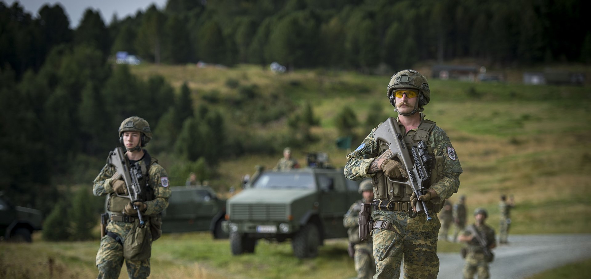 Soldaten gehen entlang eines Weges vor.