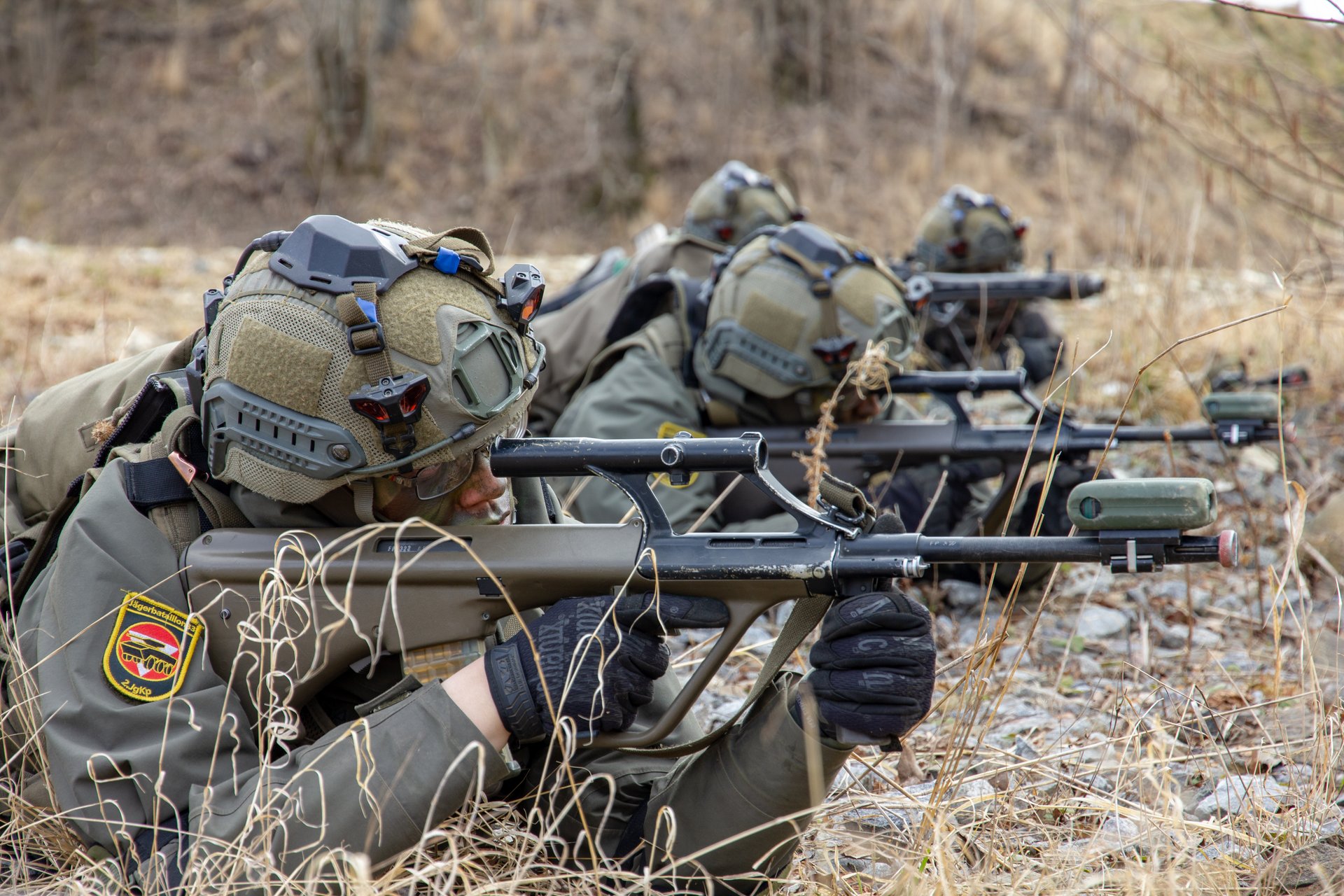 Soldaten liegen bei einem Gefechtstraining mit ihren Gewehren im Anschlag.