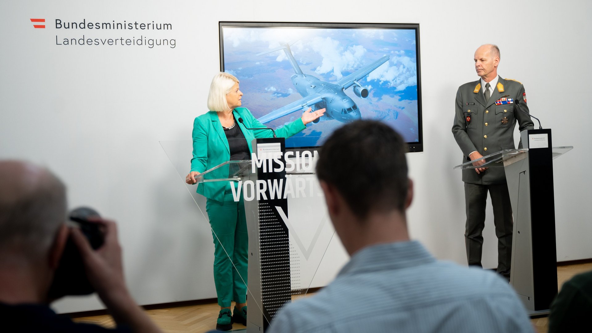 Verteidigungsministerin Klaudia Tanner mit Generalmajor Harald Vodosek bei der Pressekonferenz.