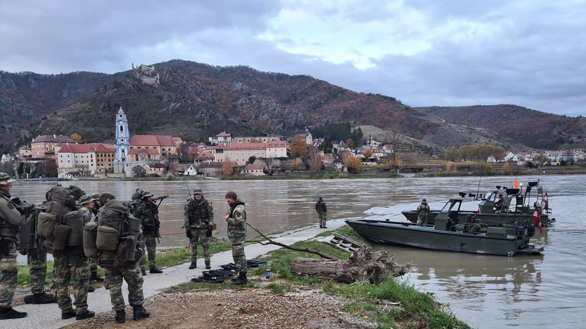 Soldaten des Pionierverbandes und Pionierboote 