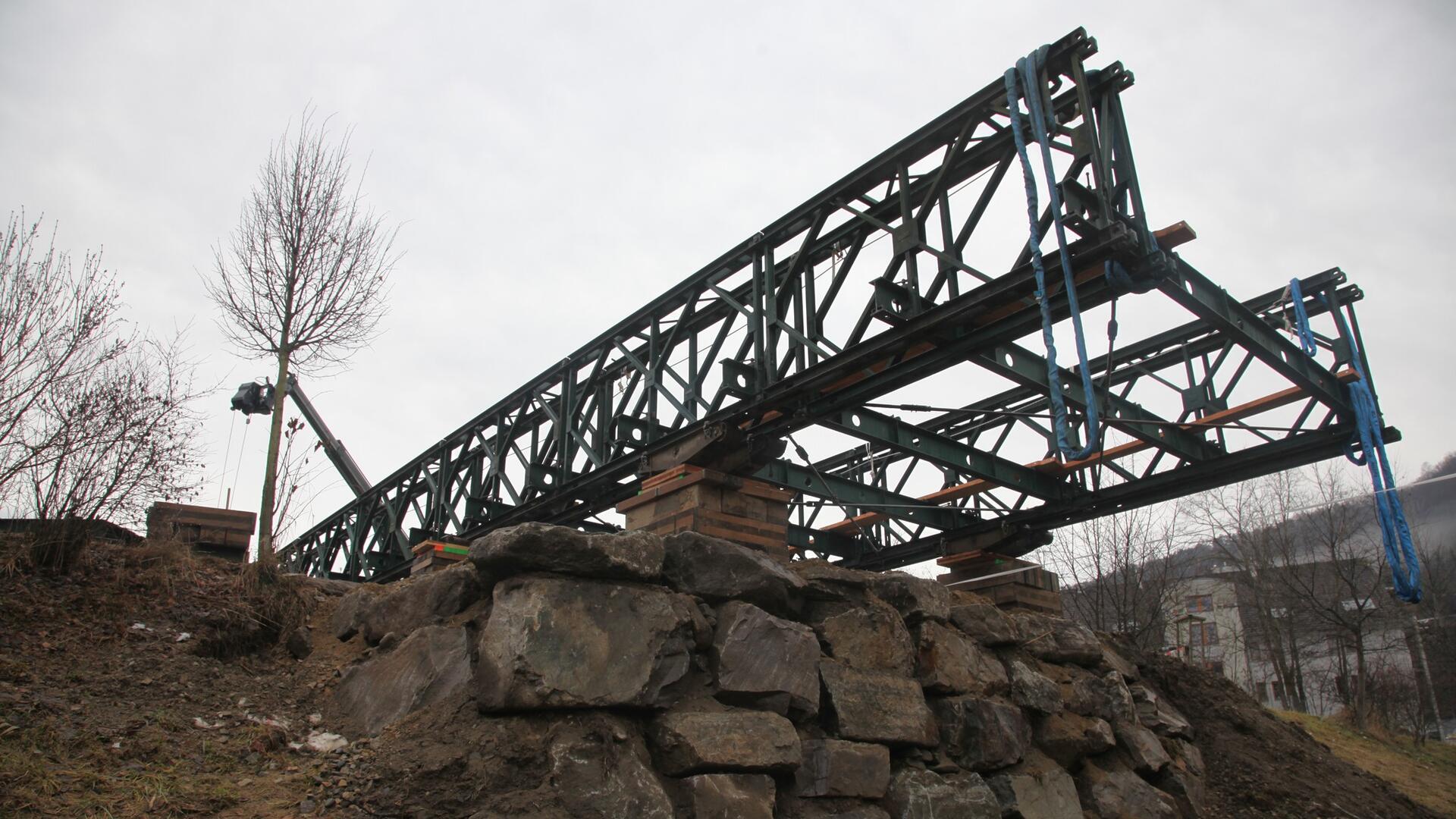 Die Brücke ist 30 Meter lang.