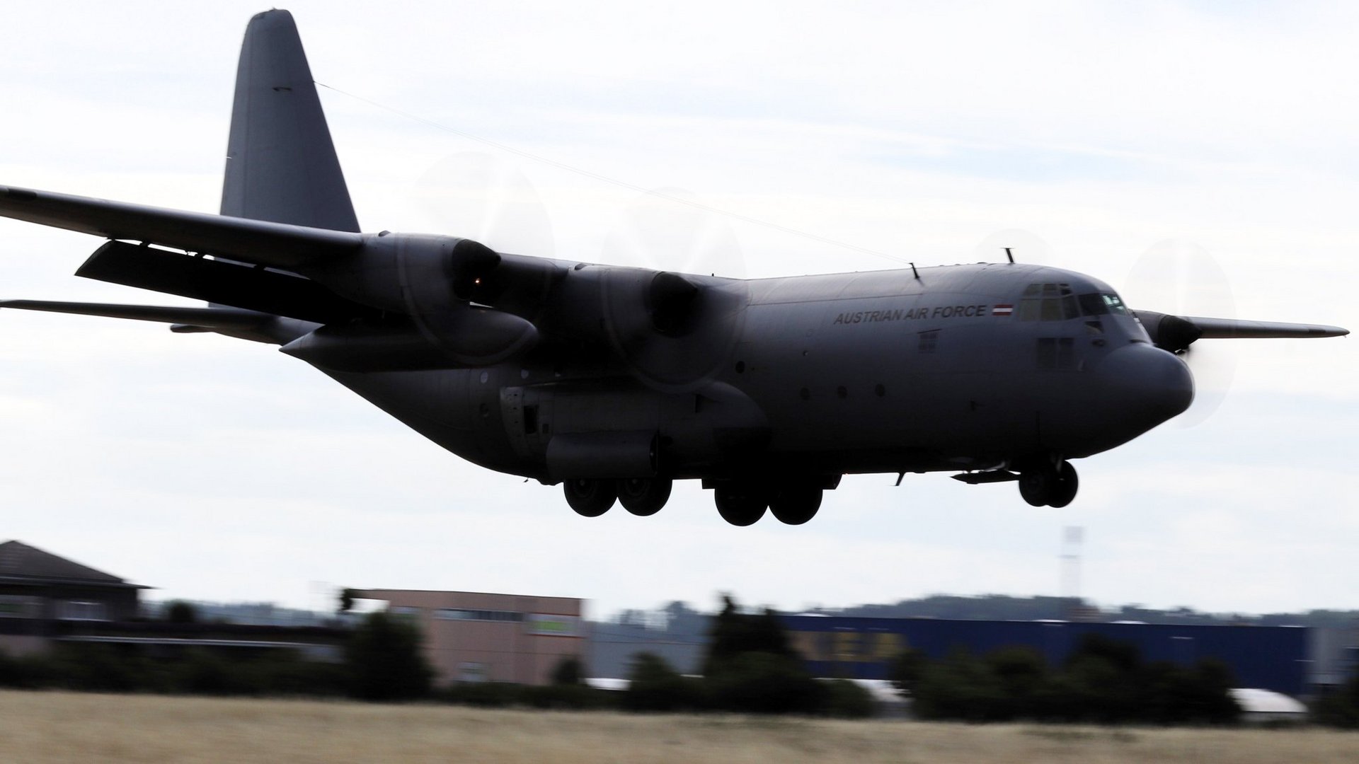 Eine C-130 "Hercules" Transportmaschine landet am Flugplatz in Wels.