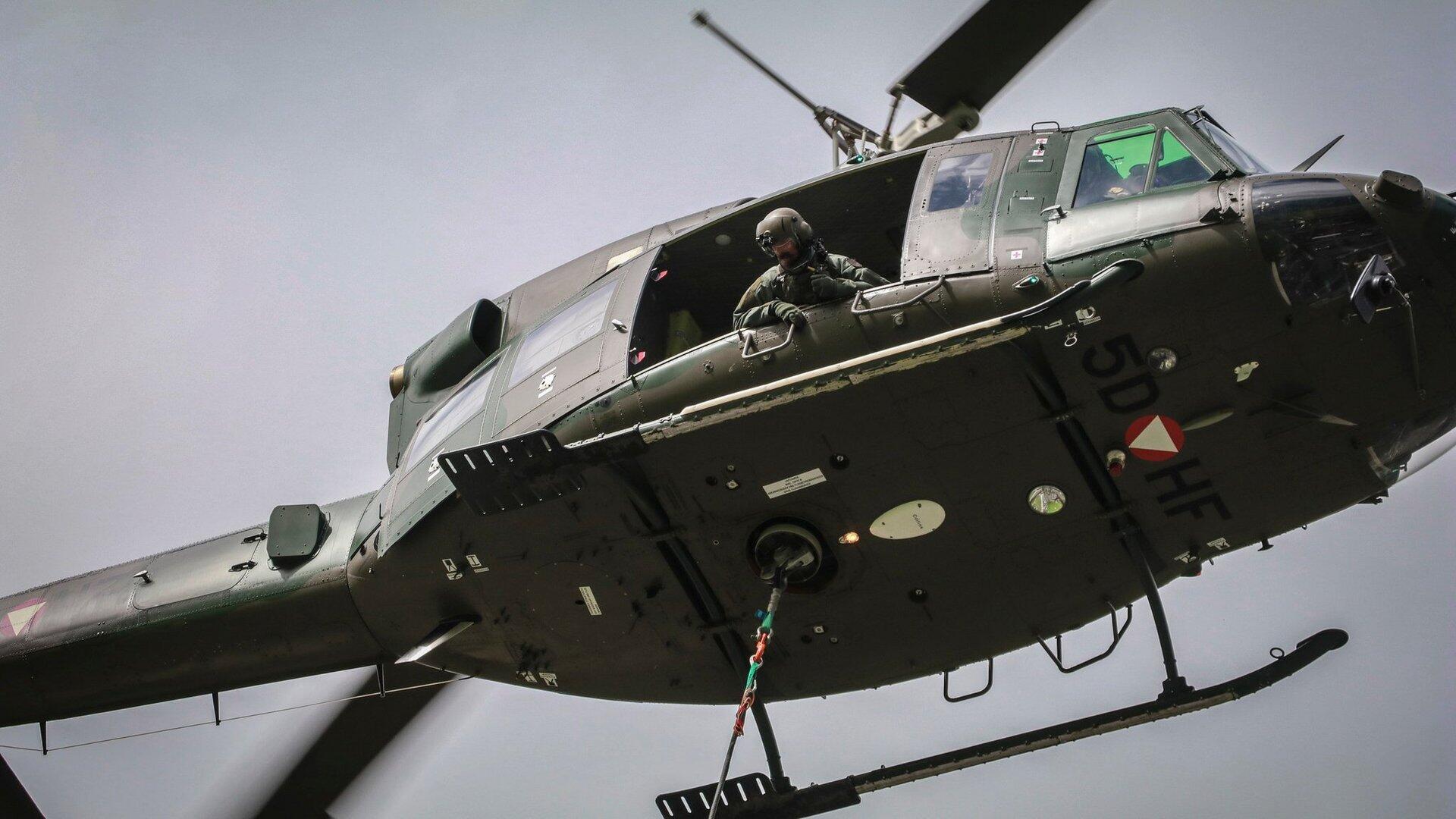 Ein AB 212-Hubschrauber unterstützt Einsatzkräfte in Tirol.