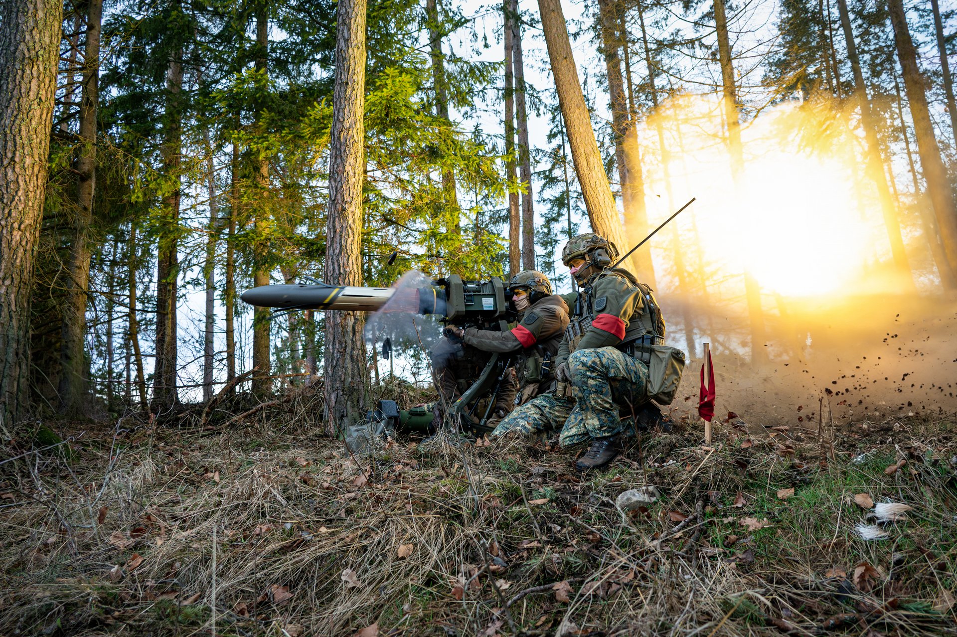 Zwei Soldaten beim abfeuern einer Panzerabwehrlenkwaffe 2000 BILL