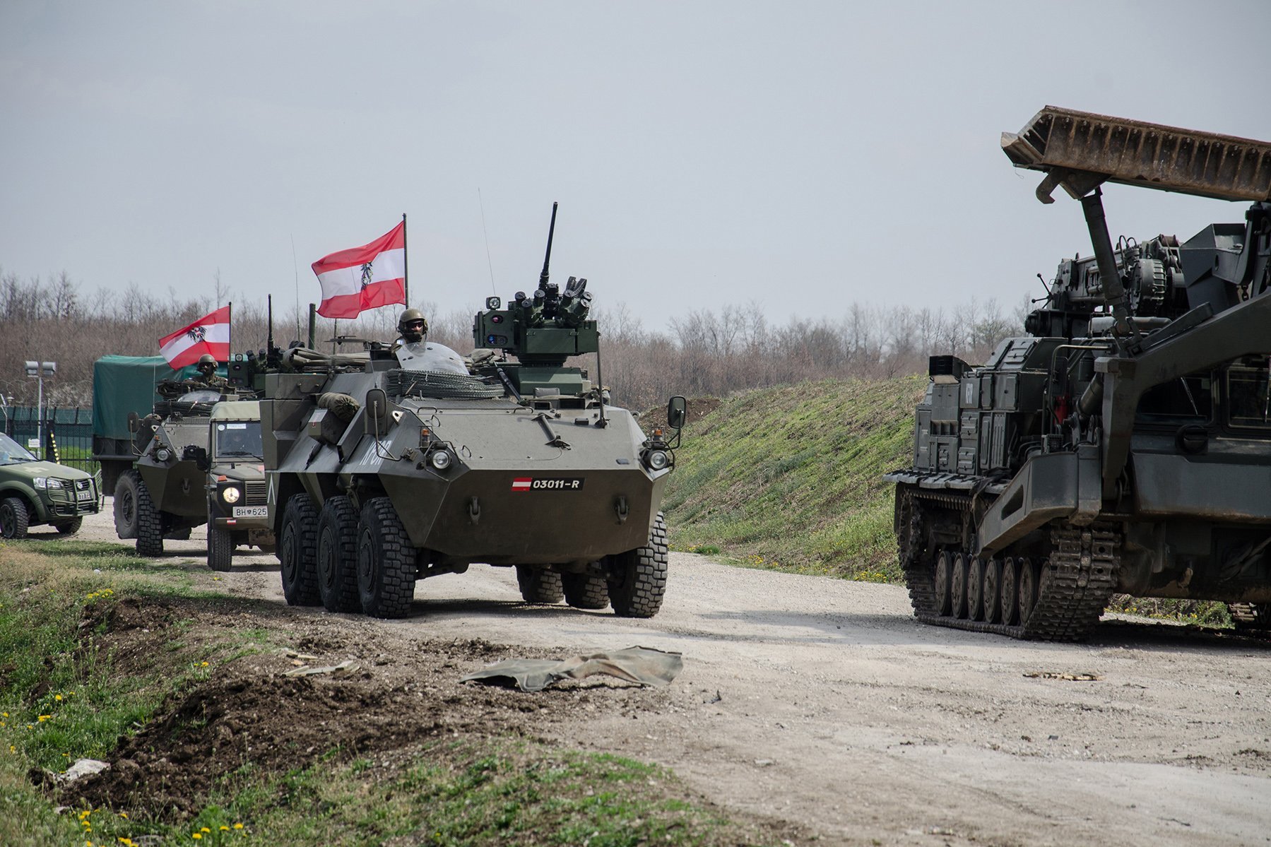 Mehrere Fahrzeuge des Österreichischen Bundesheeres auf Patrouillenfahrt.