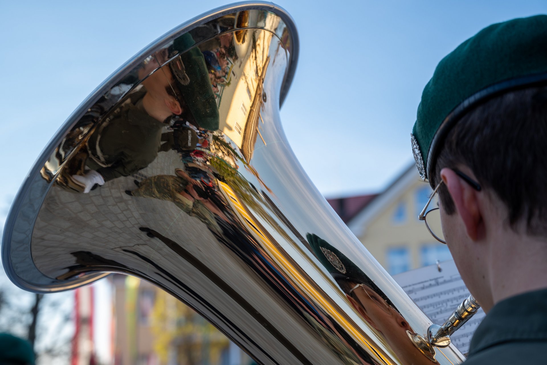 Ein Militärmusiker bei einem Auftritt.