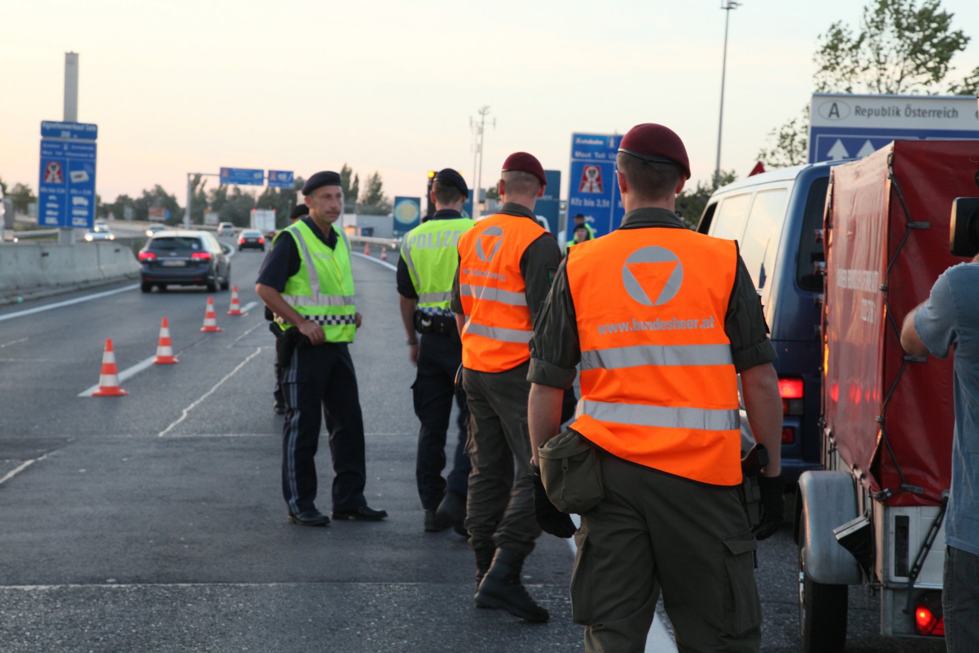 Soldaten des Jägerbataillons 25 unterstützen die Polizei an der Grenze.