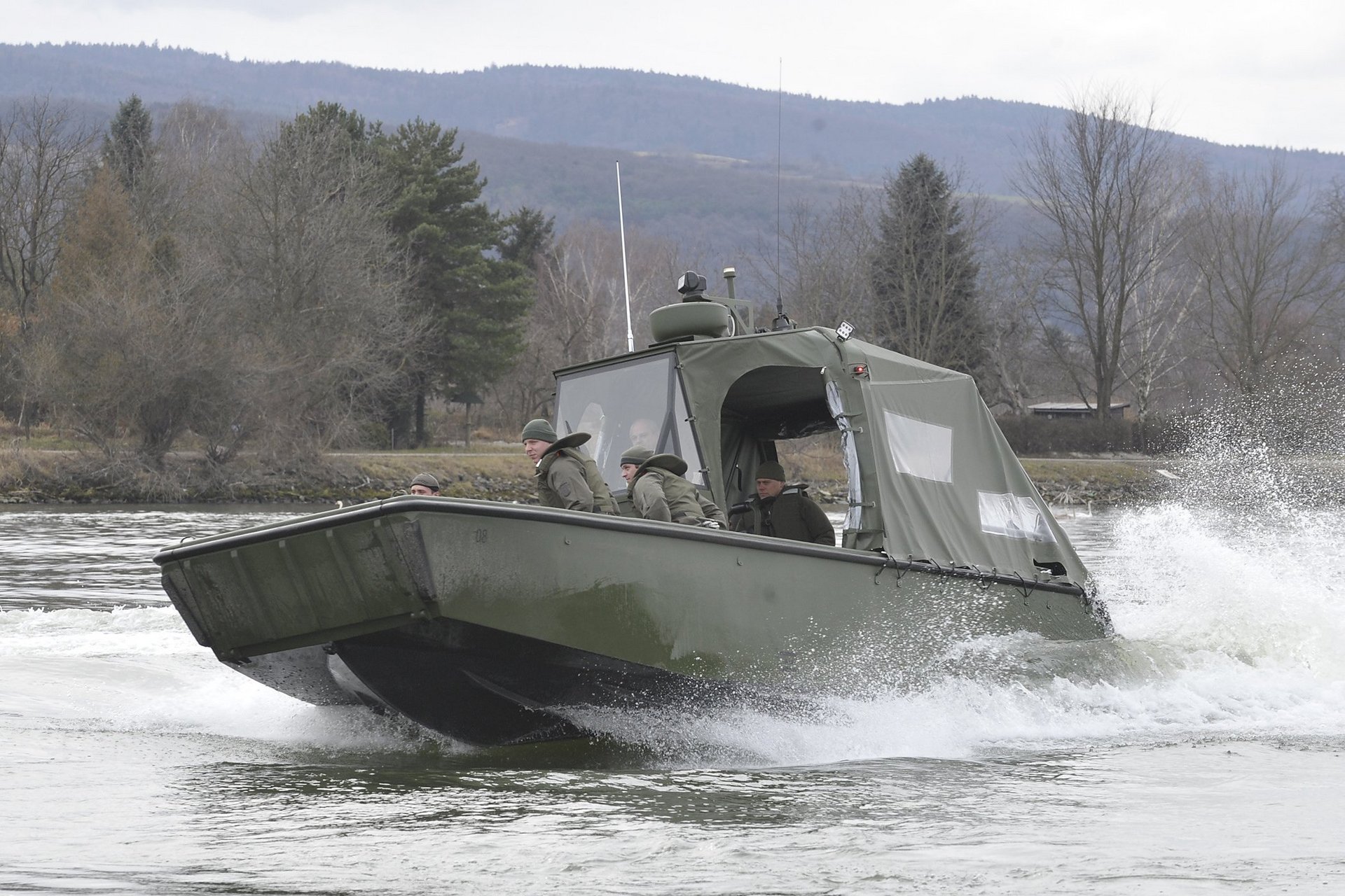 Pionierarbeitsbote Pioniere fahren auf einem Gewässer mit einem Arbeits- und Transportboot.