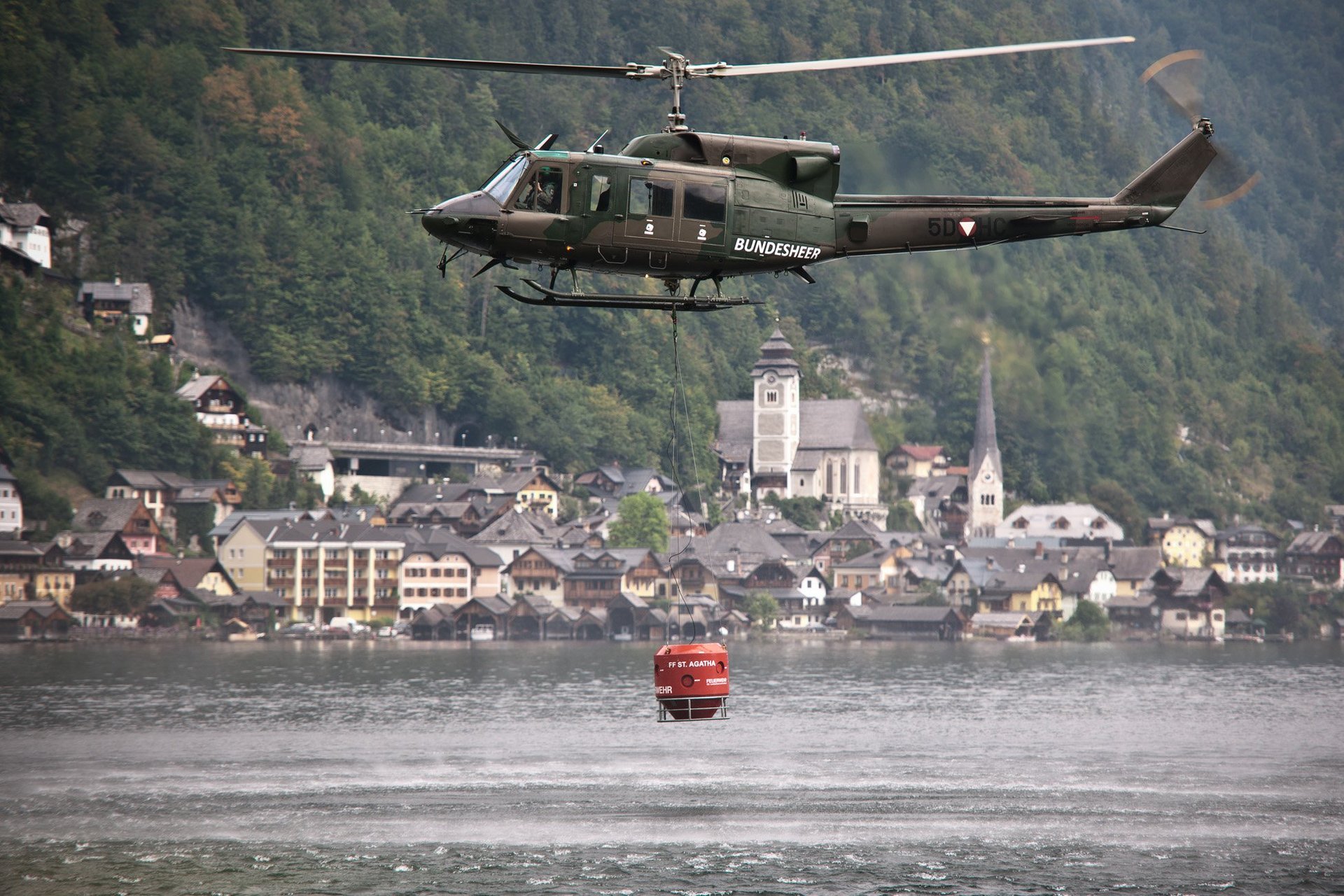 Ein Agusta Bell 212 Hubschrauber mit Löschbehälter