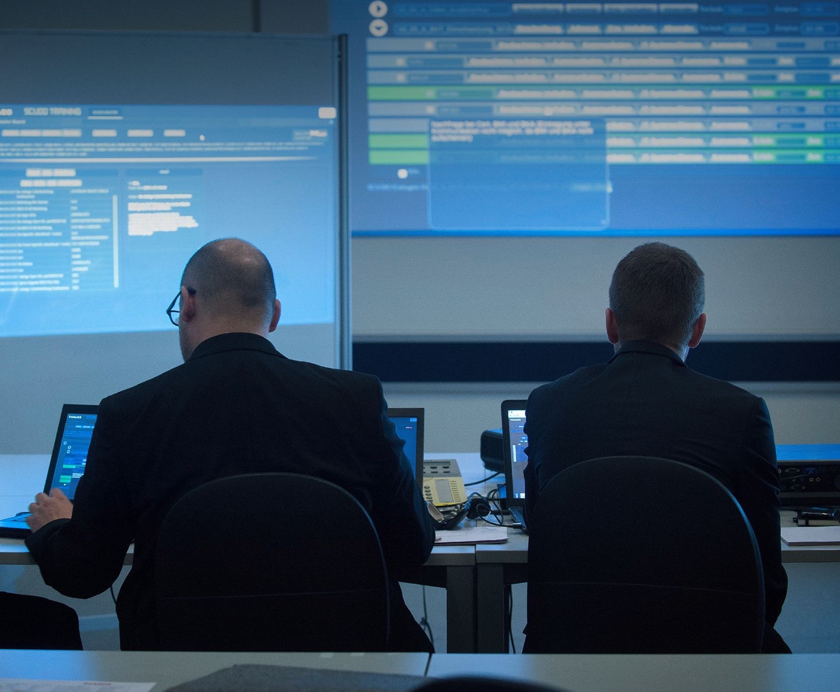 Mitarbeiter der Cyber-Abwehr sitzen vor Bildschirmen.