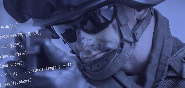 Computer-Code vor dem Bild eines Soldaten