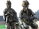 Soldaten in ABC-Schutzausrüstung