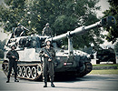 Soldaten vor einer Panzerhaubitze M-109.