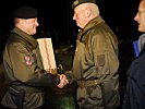 Generalleutnant Höfler gratuliert Brigadier Polajnar zum Übungserfolg. (Bild öffnet sich in einem neuen Fenster)