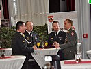 Slowenische Kameraden im Gespräch mit Major Bachmann,1.v.r. (Bild öffnet sich in einem neuen Fenster)
