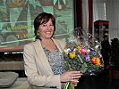 Frau Angela Orter erhielt von Brigadier Christiner einen Blumenstrauß. (Bild öffnet sich in einem neuen Fenster)