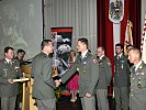 Oberst Köffel gratuliert Oberwachtmeister Schmid vom Jägerbataillon 17. (Bild öffnet sich in einem neuen Fenster)