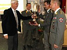 Hr. Freitag von KELAG, l., übergibt den Pokal an das Jägerbataillon 18. (Bild öffnet sich in einem neuen Fenster)