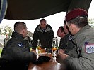 Minister Klug beim Gespräch mit den Soldaten. (Bild öffnet sich in einem neuen Fenster)