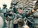 Soldaten in voller Kampfausrüstung