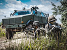 Soldaten vor einem Ein Allschutz-Transportfahrzeug Dingo